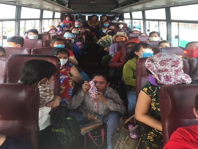 Một xe chở công nhân về TP.HCM quá 50% sức chứa