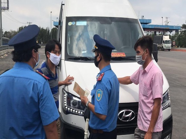 Cách ly toàn xã hội: TP.HCM lập nhiều chốt kiểm soát xe khách