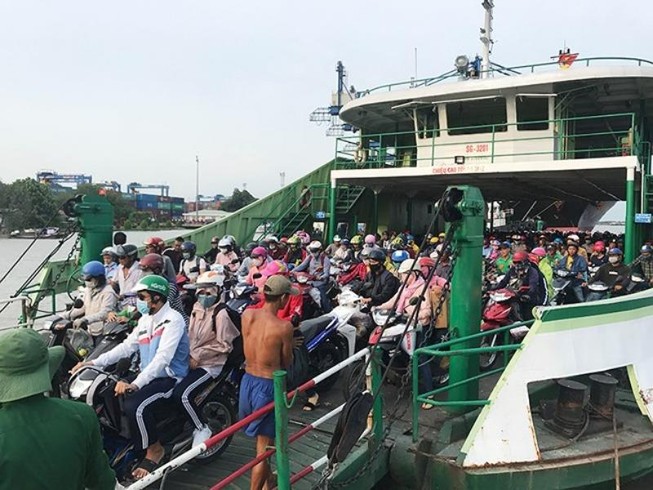 Nóng: TP.HCM tạm dừng bến phà, bến khách ngang sông