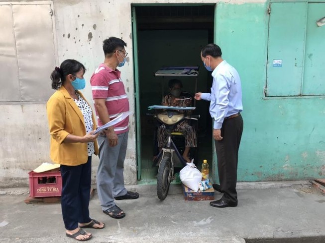 UBND phường hỗ trợ người bán vé số trong dịch COVID-19