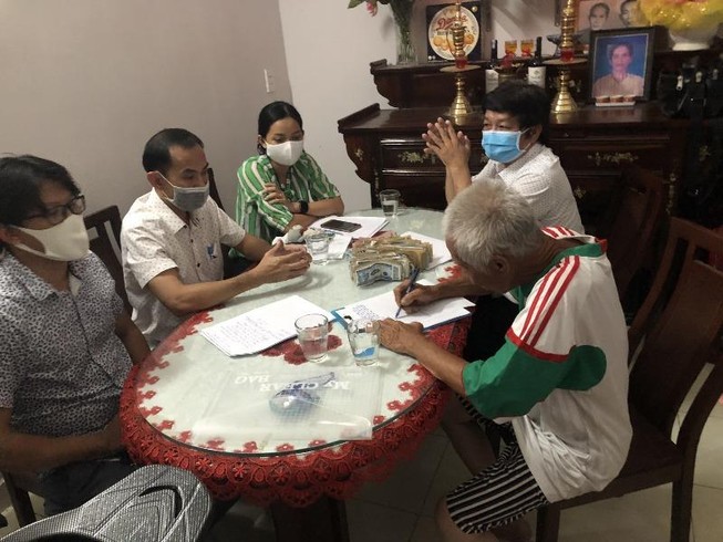 Cụ ông ăn xin có 12 chứng minh thư nhận lại 54 triệu đồng