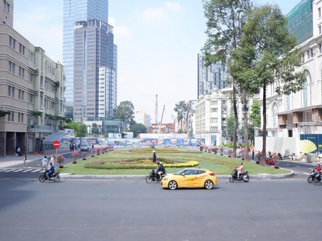 Cận cảnh công viên phía trên ga Nhà hát thành phố
