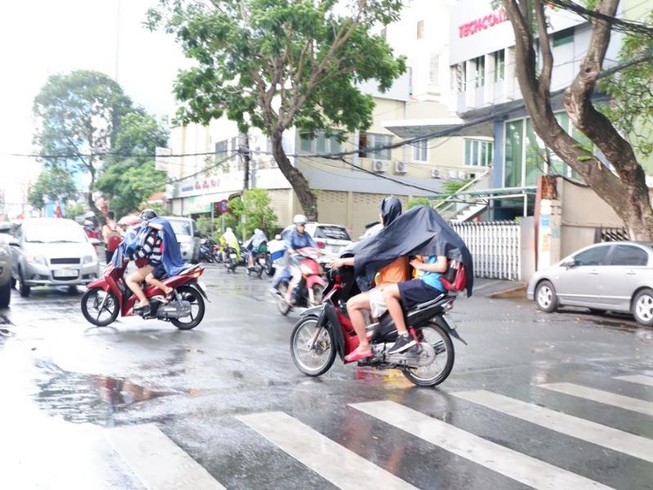 TP.HCM mưa lớn vào giờ tan tầm, người dân không kịp trở tay