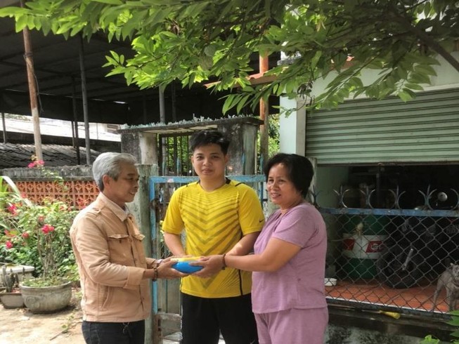 Phường tặng túi nilon tự phân hủy cho người dân
