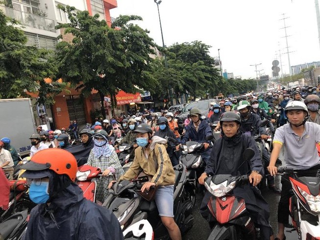 TP.HCM: Cứ mưa là người dân phải 'chôn chân' trên đường