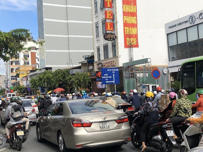 Ùn tắc giao thông khu vực sân bay Tân Sơn Nhất