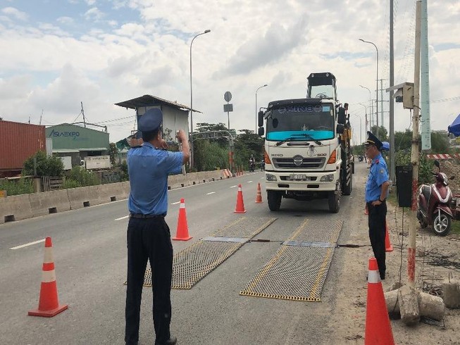 Xe tải bỗng nhiên nằm ì khi có trạm cân trọng tải