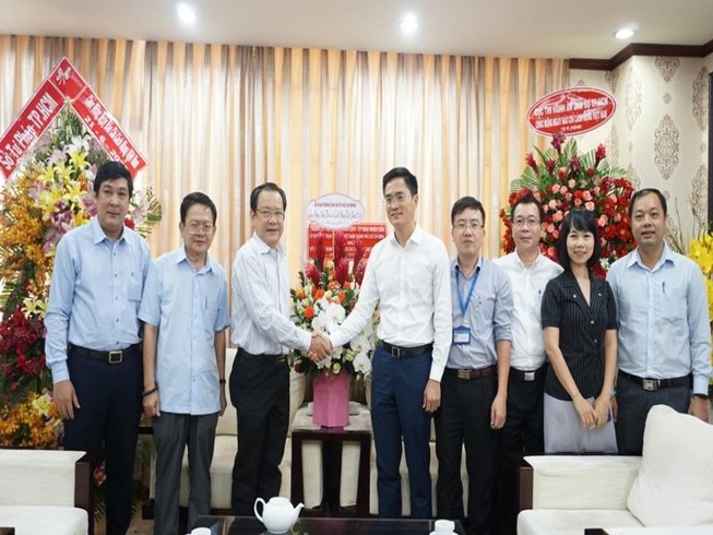 Sở GTVT TP chúc mừng báo Pháp Luật TP.HCM