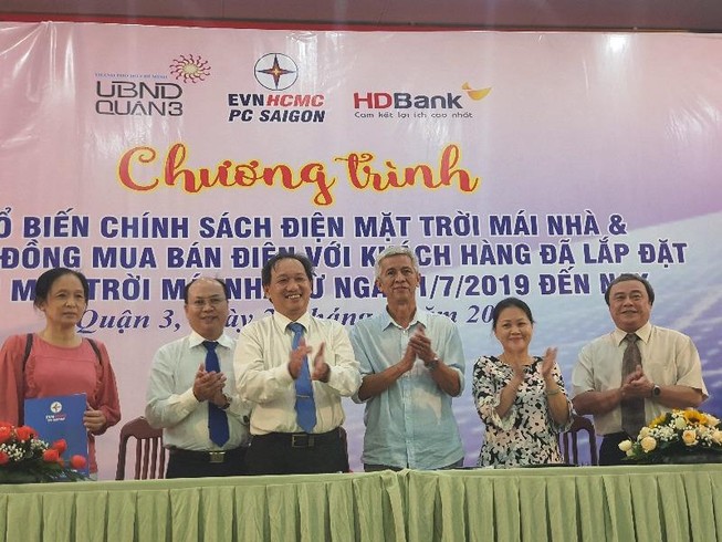 Khách hàng ký hợp đồng bán điện cho ngành điện