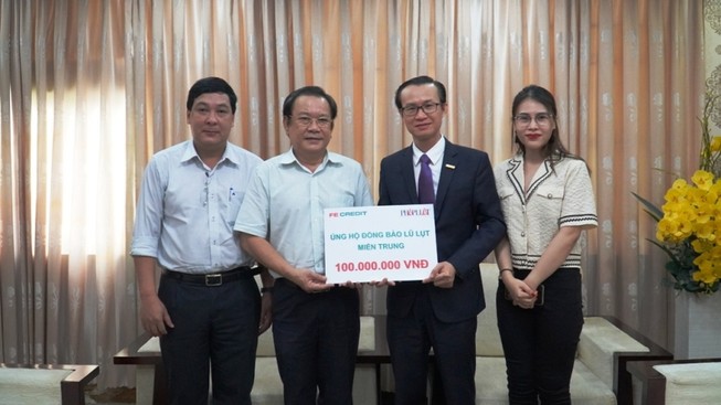 FE Credit hỗ trợ đồng bào miền Trung 100 triệu đồng