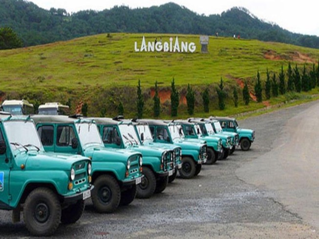 Đình chỉ 40 xe Jeep và U-oát chở người lên LangBiang