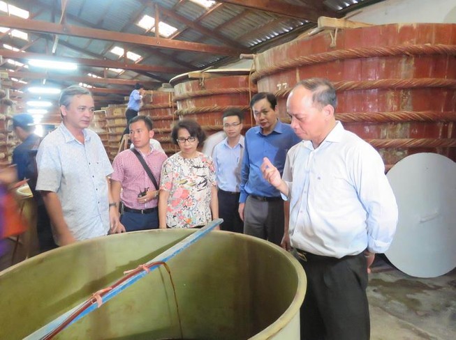 Một nhà thùng sản xuất nước mắm tại Phú Quốc