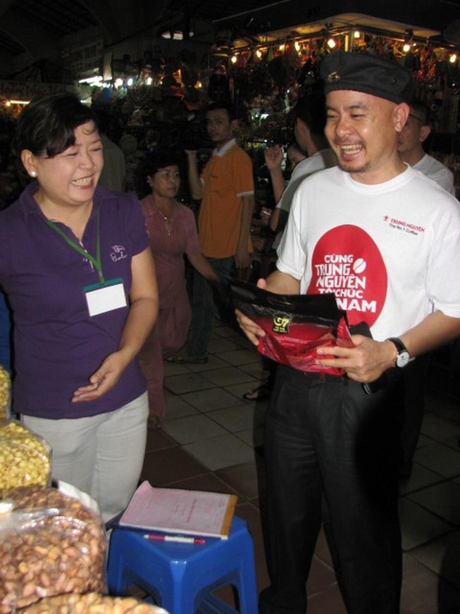 Ông Đặng Lê Nguyên Vũ trong một lần đi thăm hỏi tiều thương bán cà phê Trung Nguyên tại chợ Bến Thành