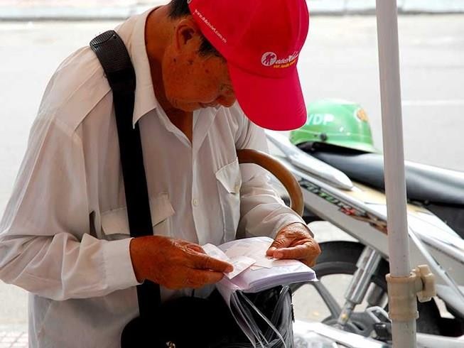 Người mua vé sổ truyền thống nhiều khi có khuynh hướng mua xong rồi "để quên đâu đó".