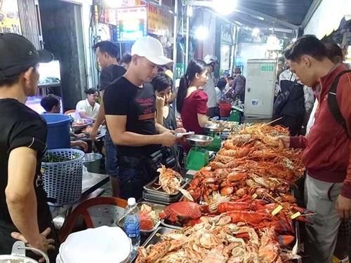 Nhiều mặt hàng thủy sản, trái cây nhập khẩu từ Mỹ đổ vào VN. Trong ảnh: Tôm, cua Mỹ bán nhiều tại các cửa hàng, quán ăn vỉa hè ở TP.HCM. Ảnh: QH