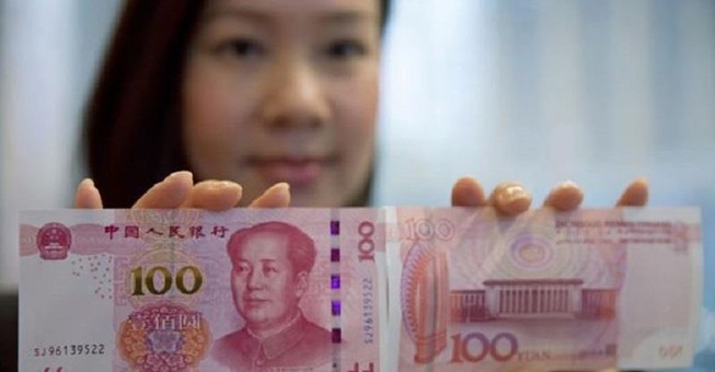Ông Trump ra đòn tới tấp, tiền Trung Quốc tuột dốc