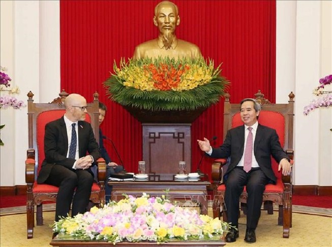 Trưởng ban Kinh tế Trung ương Nguyễn Văn Bình và ông Silmon Miller