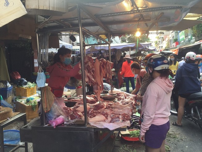 15 doanh nghiệp lớn ngành chăn nuôi đã tuyên bố đưa giá thịt heo hơi về mức dưới 70.000 đồng/kg nhưng giá bán lẻ tại chợ, siêu thị vẫn cao- Ảnh: Tú Uyên