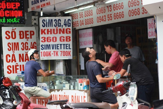 Tại sao lại 'bắt' chính chủ nạp thẻ điện thoại phải kèm CMND?
