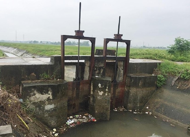 Xả rác xuống công trình thủy lợi có thể bị phạt đến 30 triệu