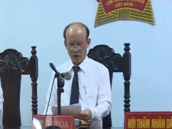 Nguyên chánh án bị kỷ luật vì mua dâm xử án... hiếp dâm