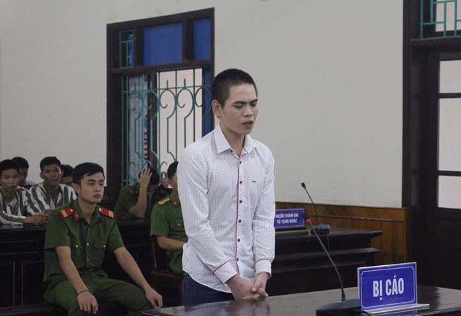 Lén uống rượu trong trại giam rồi đâm chết bạn tù