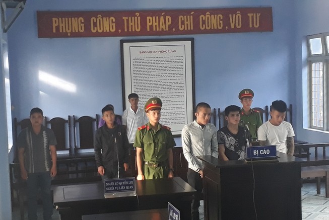 Vào tận UBND xã đuổi chém nhau gây náo loạn