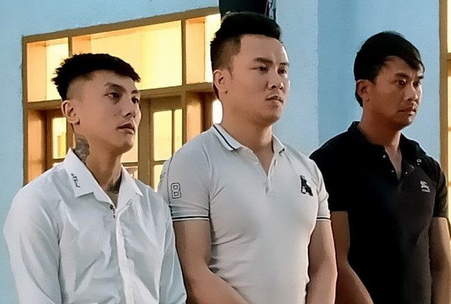 3 thanh niên ném quả nổ ép người dân phải bán nhà