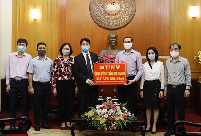 Bộ Tư pháp ủng hộ hơn 300 triệu phòng, chống dịch COVID-19