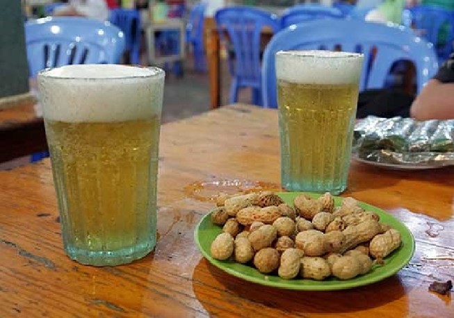 Bị tấn công bằng dao vì đang nhậu lại đòi về