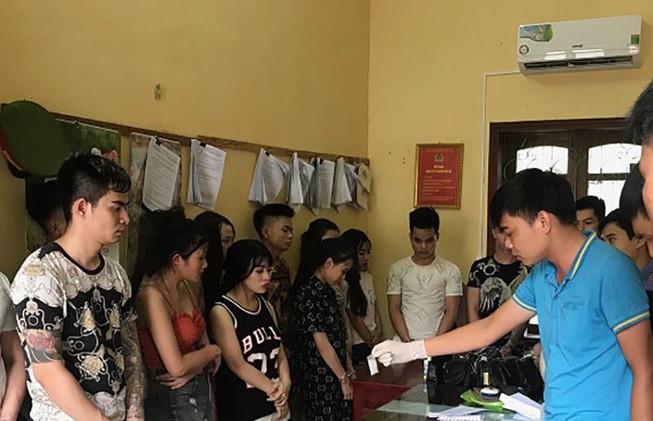 14 nam nữ vào khách sạn chơi ma túy