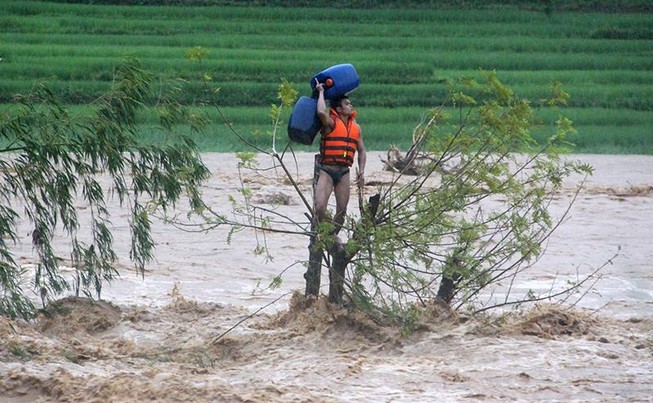 'Nếu chọn lại, tôi vẫn cứu ông Chon đang kiệt sức trong lũ'