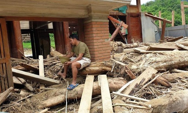 Lũ rút ở Sa Ná, gỗ tràn lan khắp bản