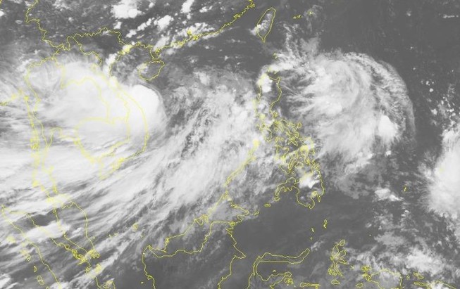 Cán bộ huyện Mường Lát không nghỉ lễ để chống bão