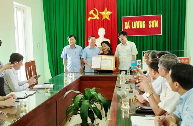 Cụ bà Đỗ Thị Mơ nhận Bằng khen của Chủ tịch UBND tỉnh Thanh Hóa. Ảnh: BTH