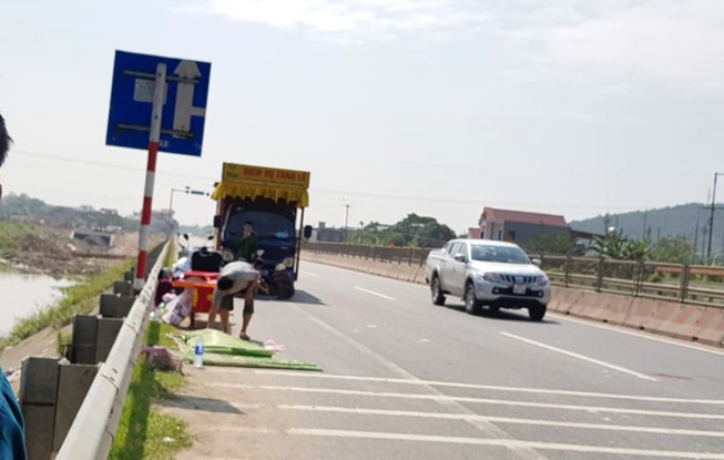 Nữ sinh đi bê tráp đám cưới bị xe tải cán tử vong