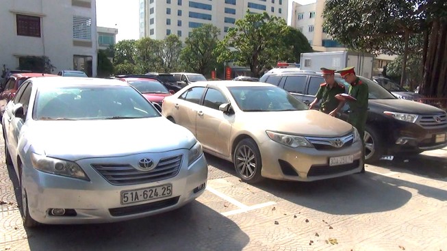 Tạm giữ cả chục ô tô sang nhập lậu vào Việt Nam