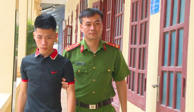 Cảnh sát giải cứu 12 thiếu nữ bị giam lỏng phục vụ quán hát
