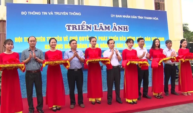 Ngàn người tham gia triển lãm ảnh biển đảo