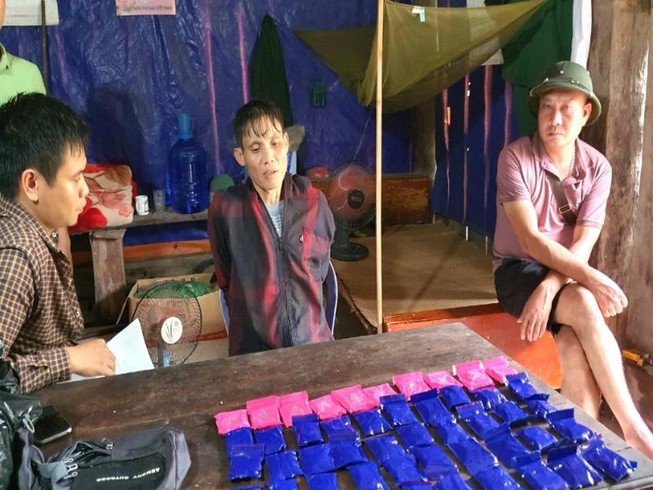 Bắt kẻ vận chuyển 10.000 viên ma túy ở vùng biên Thanh Hóa