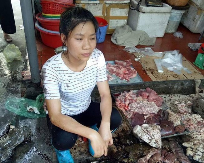Người bán thịt heo bị đổ chất thải đầy bàn thịt