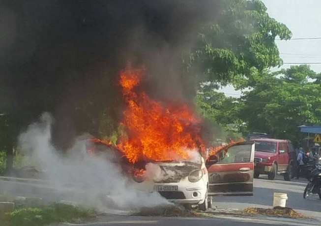 Nắng nóng, taxi bị thiêu rụi vì rơm rạ