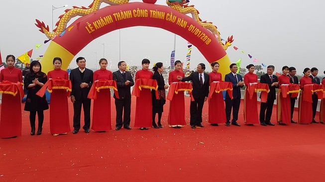 Người Hải Phòng đón năm mới trên 2 cây cầu mới