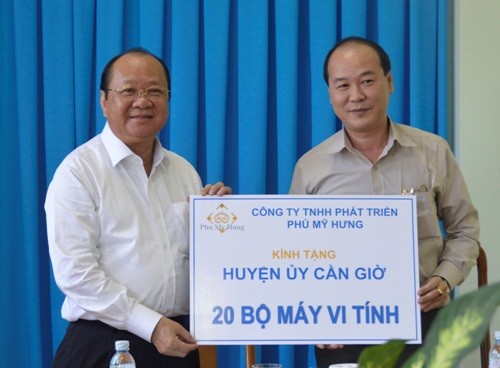 Trao 20 bộ máy vi tính cho Huyện ủy Cần Giờ
