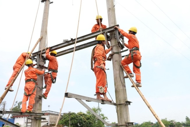 Nỗ lực cấp điện an toàn, ổn định mùa nắng nóng