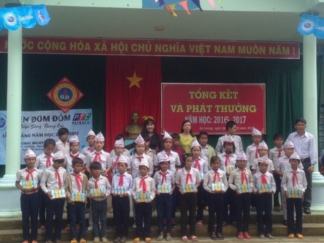 Trao 40.000 ly sữa cho học sinh trường Đèn Đom Đóm