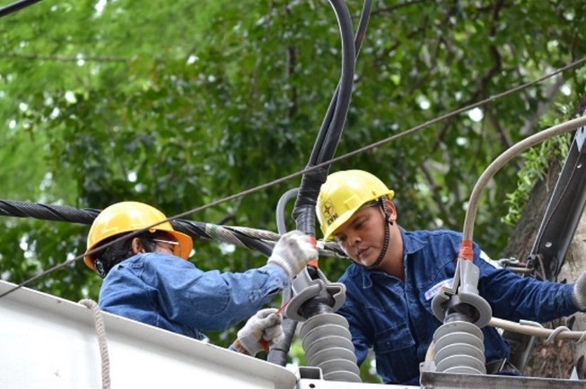 Giám sát công nhân sửa điện bằng thiết bị thông minh