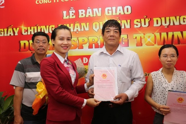 Địa ốc Kim Phát, Việt Hưng Phát trao hàng trăm sổ đỏ