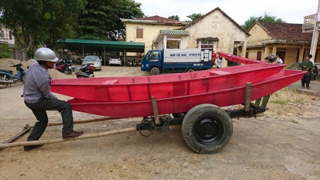 Về rốn lũ Hương Khê tặng thuyền cho bà con