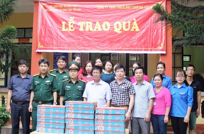 30 tấn sữa đến với các em học sinh vùng lũ